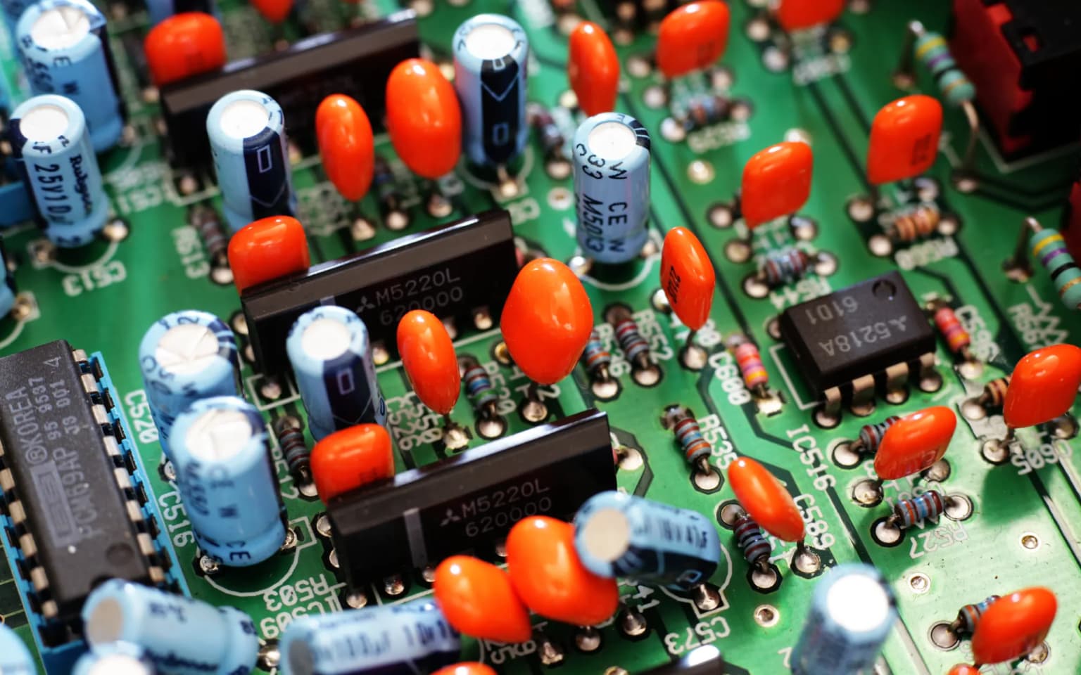 Placa electrónica con sus componentes, vista de cerca